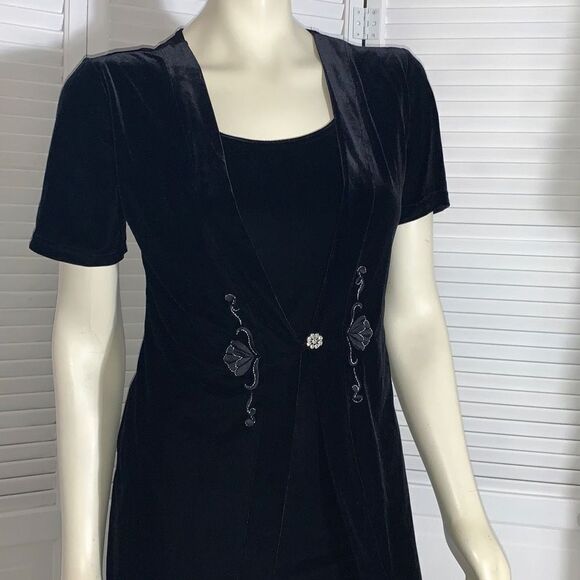 Vintage 90’s Black Velvet Short Sleeve Embroidered Dress Size 6P - Picture 1 of 15